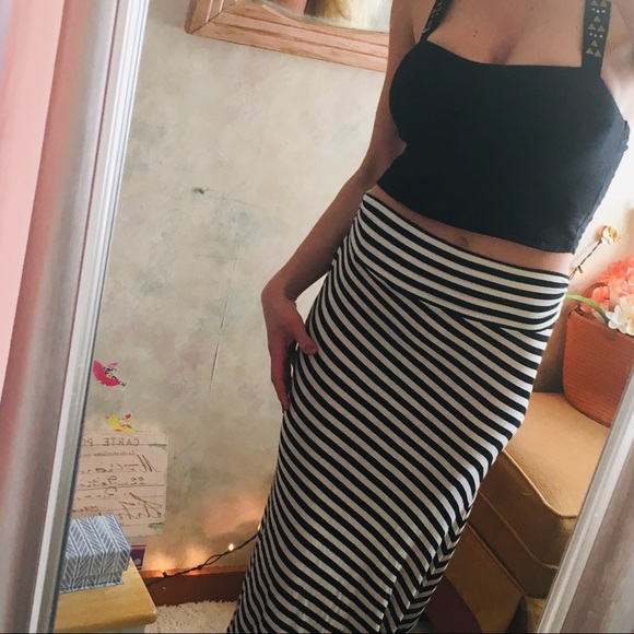 High waisted skirt and crop top. - Picture 3 of 8